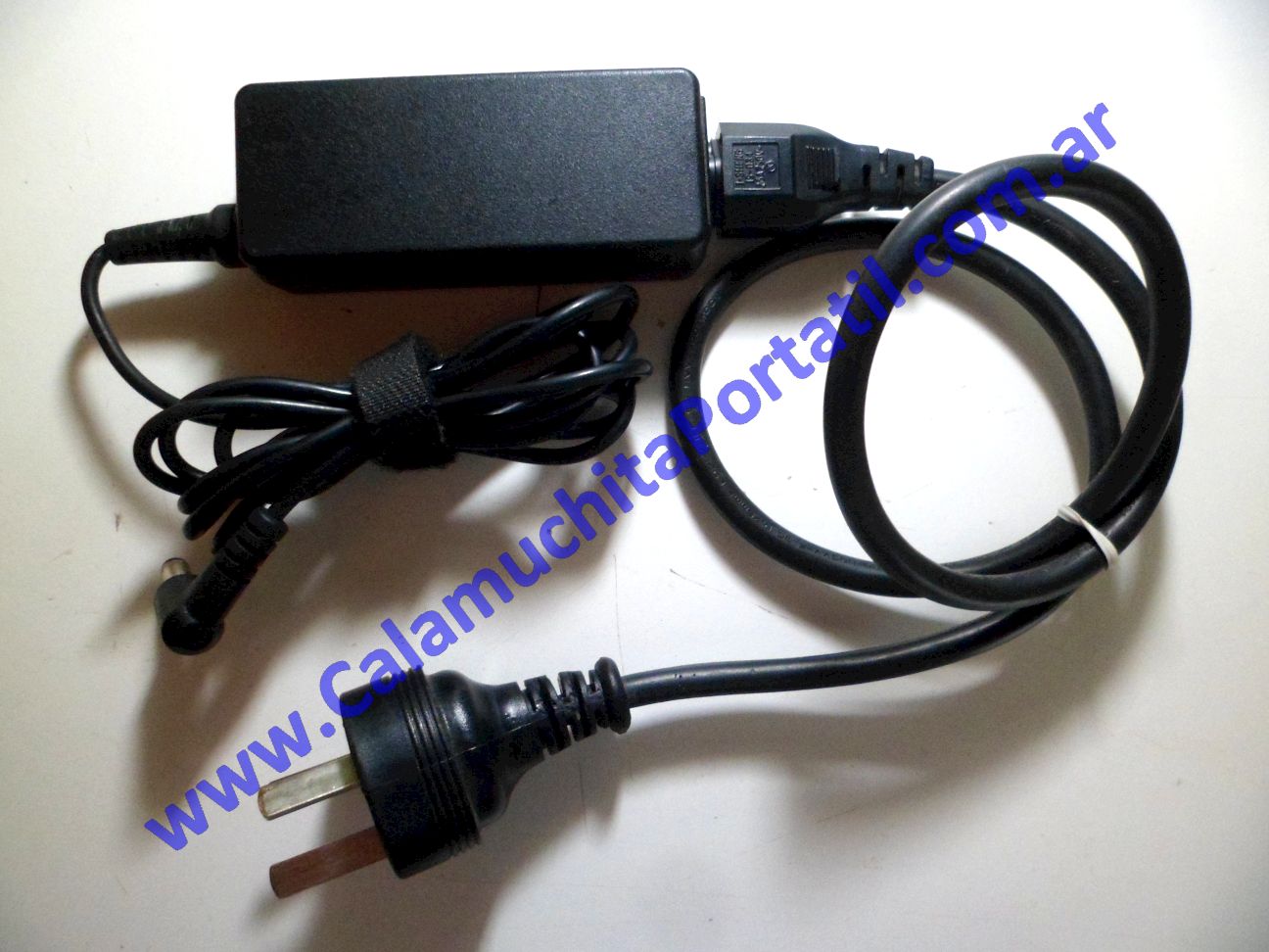 Cargador Commodore KE-8000-MB ⋆ Calamuchita Portátil Cargador Commodore KE-8000-MB